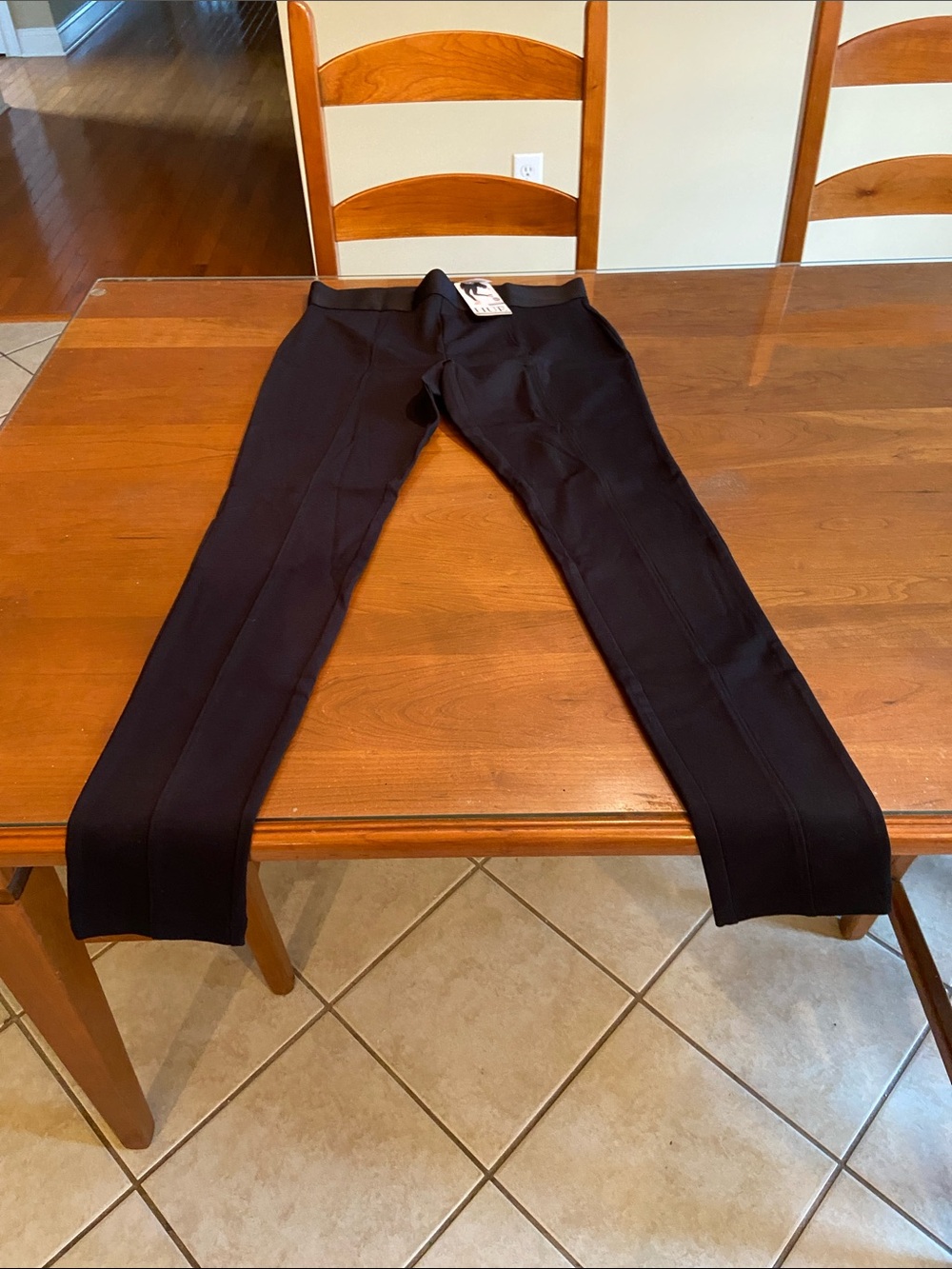 HUE Women’s Deep Black Stretch Pants with Pronounced Seam on legs. Brand New. Md